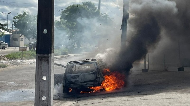 Carro pega fogo na avenida Visconde de Maracaju na zona norte da capital