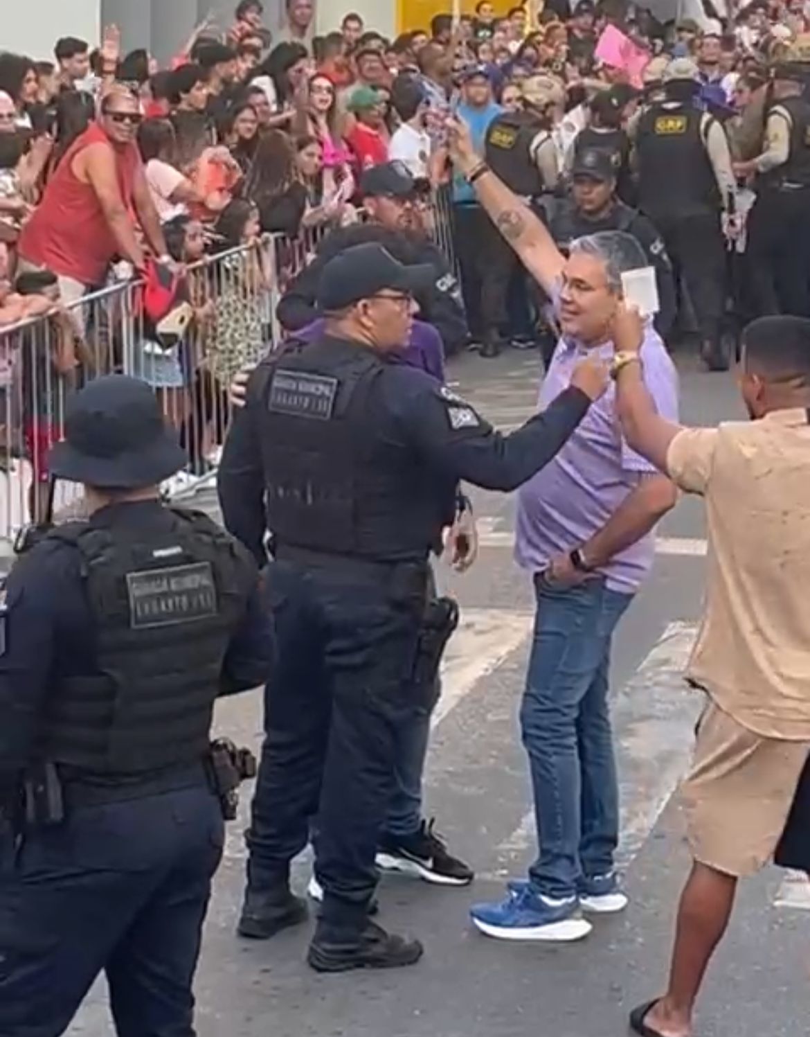 Sérgio Reis interrompe desfile cívico em Lagarto em ato infeliz e inconsequente