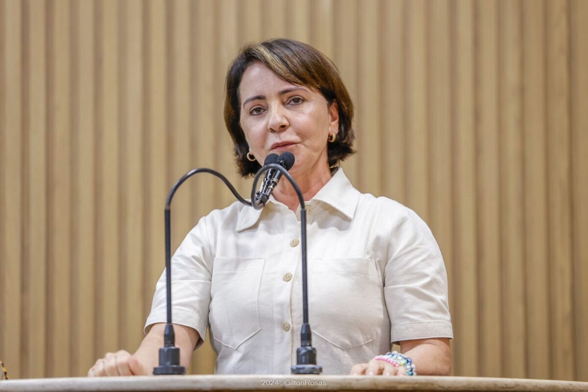 Emília Corrêa agradece votação no primeiro turno em discurso na Câmara