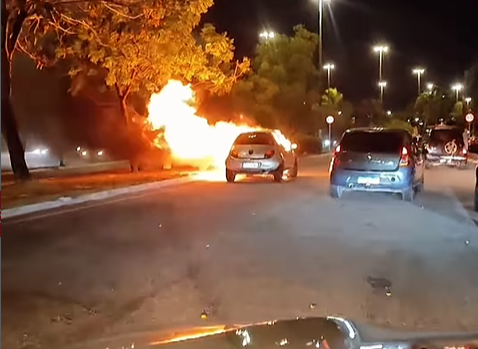 Carro pega fogo na Avenida Delmiro Golveia, em Aracaju