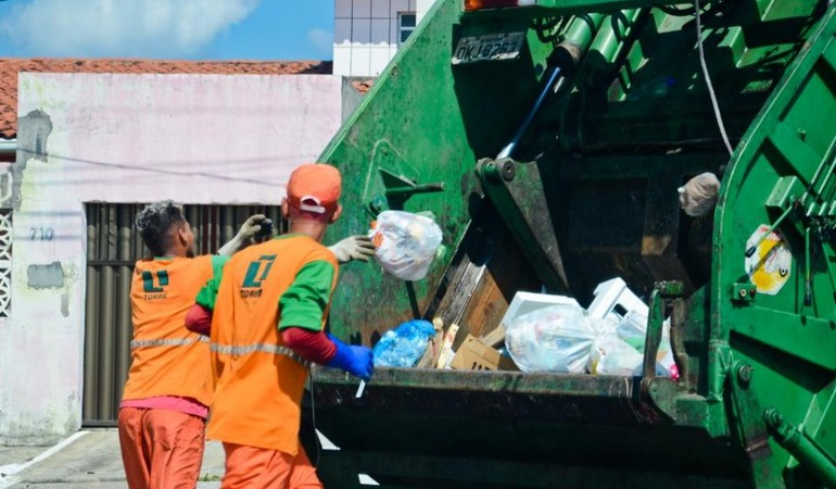 Prefeitura de Aracaju contrata emergencialmente duas empresas para coleta de lixo