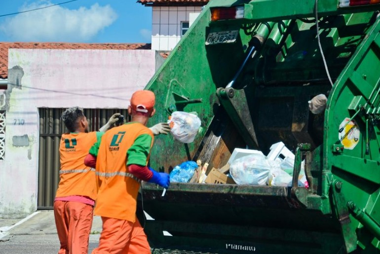 Prefeitura de Aracaju contrata emergencialmente duas empresas para coleta de lixo