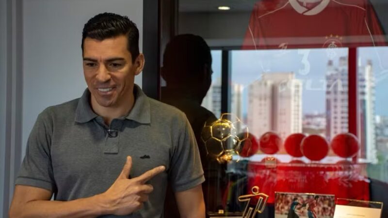 Ex-zagueiro Lúcio sofre queimaduras em explosão de lareira ecológica