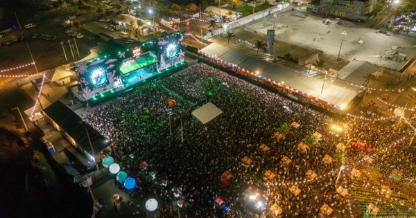 Arraiá do Povo atrai milhares de forrozeiros em terceira noite de shows na Orla da Atalaia