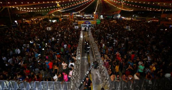 Público lota Praça Hilton Lopes para curtir shows da primeira noite do Forro Caju 2025 no mercado