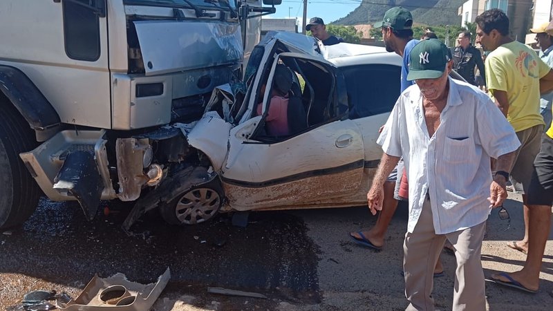 Casal morre em colisão entre carro e caminhão na BR 235, em Itabaiana
