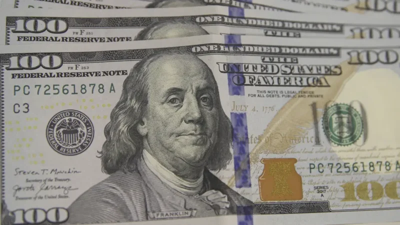 Dólar cai para R$ 5,49 com derrubada de alta do IOF e inflação menor