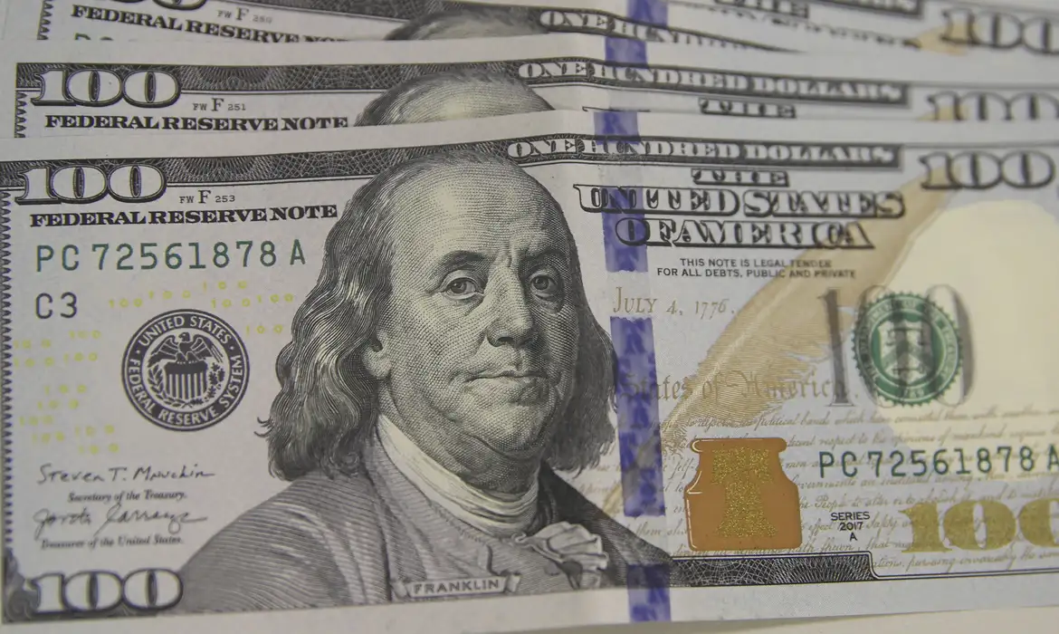 Dólar cai para R$ 5,49 com derrubada de alta do IOF e inflação menor