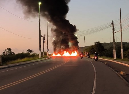 Feirantes fecham ponte de Socorro em protesto contra mudança das feiras livres