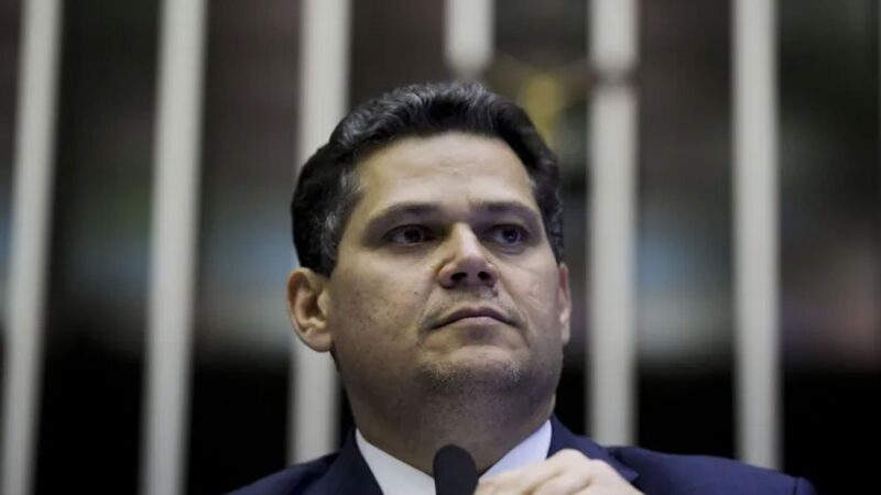 Alcolumbre lê pedido e cria CPMI para investigar fraudes no INSS