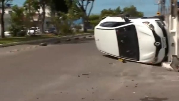 Carro capota em acidente em cruzamento da Zona Norte de Aracaju