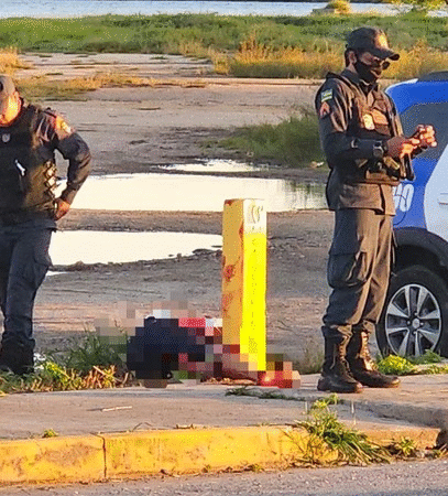 Homem é assassinado a facadas durante assalto na Coroa do Meio; suspeito confessa crime e é preso após perseguição