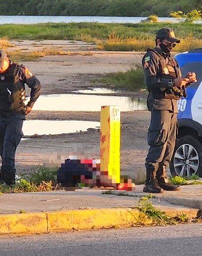 Homem é assassinado a facadas durante assalto na Coroa do Meio; suspeito confessa crime e é preso após perseguição