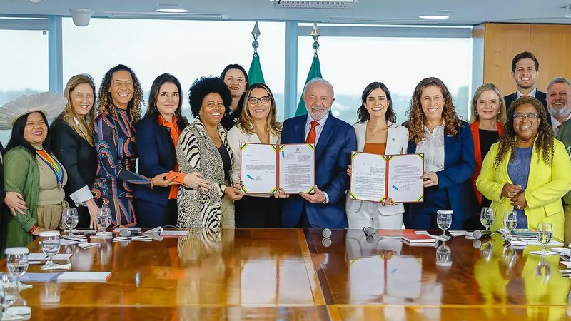 Lula sanciona lei que garante 30% de vagas para mulheres em conselhos de estatais