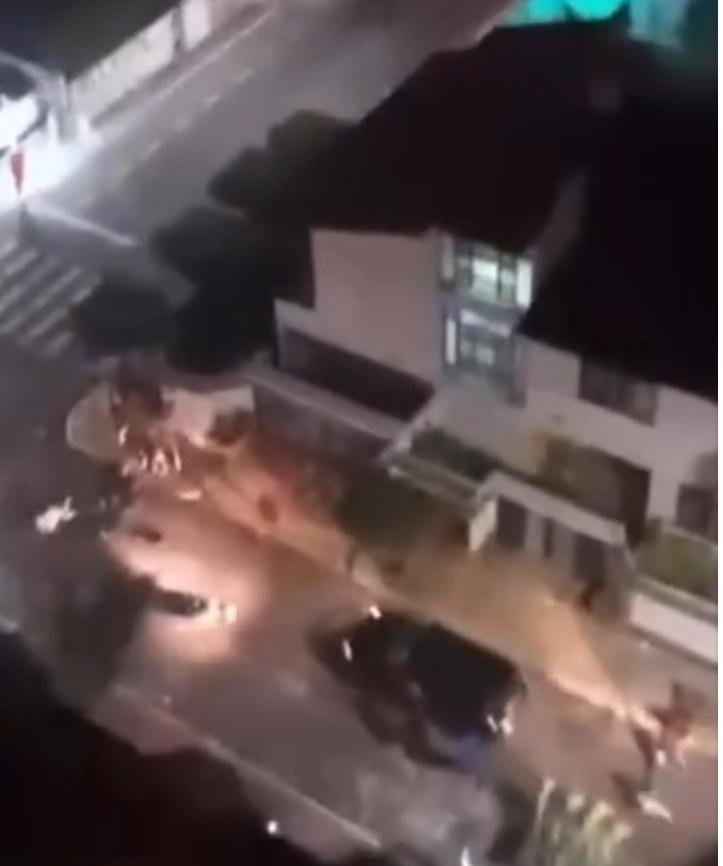 Motorista derruba duas pessoas em moto, volta e passa por cima