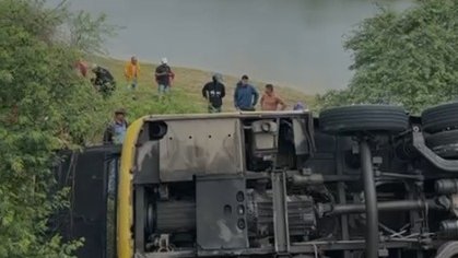Ônibus com mais de 45 passageiros tomba na SE-230 em Poço Redondo