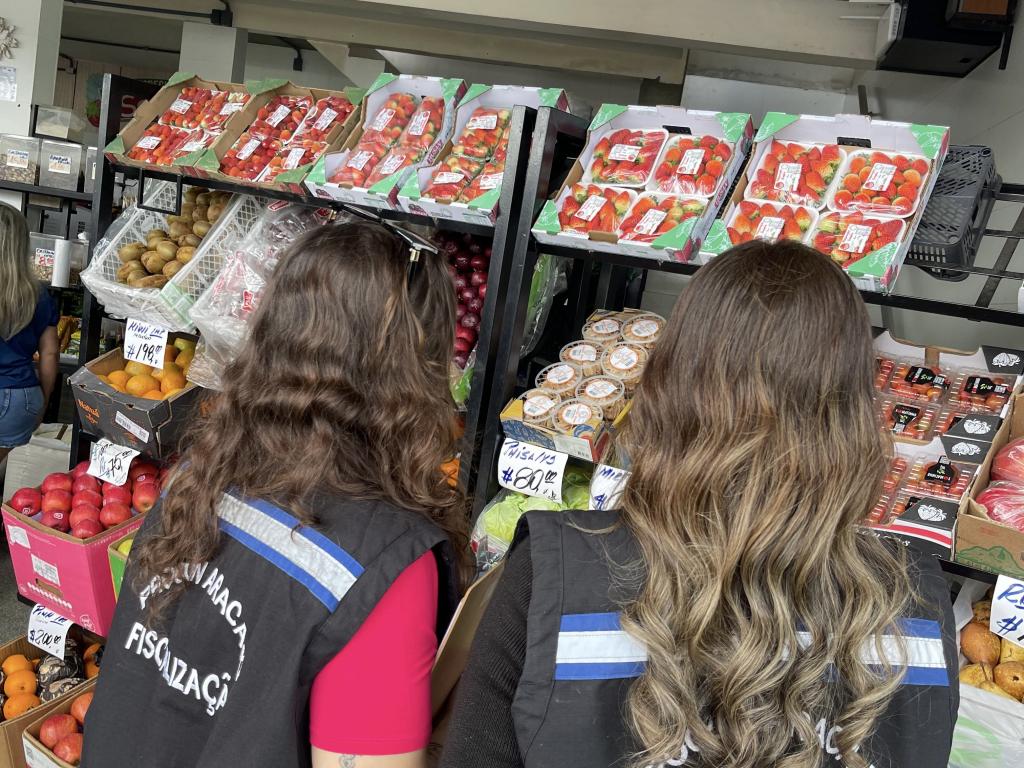 Procon Aracaju verifica aumento no preço do morango durante fiscalização