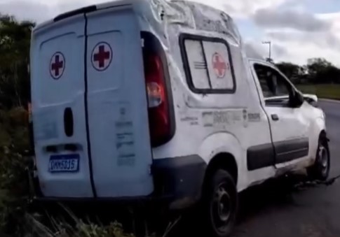 Acidente entre ambulância e trator deixa feridos em Carira
