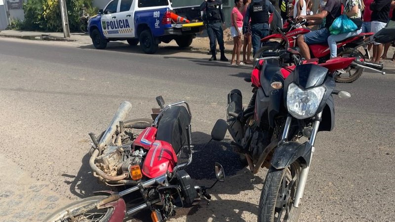 Colisão transversal entre duas motos deixa motociclista ferido em Simão Dias