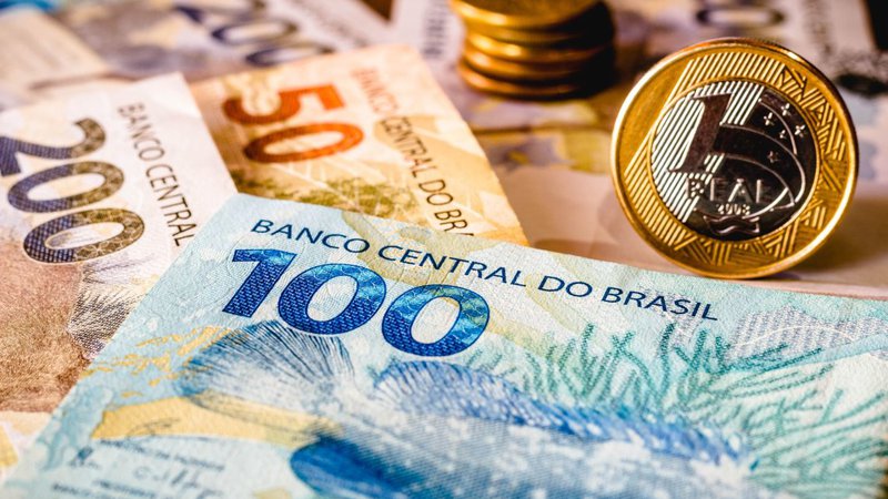 Governo prevê salário mínimo de R$ 1.631 para 2026
