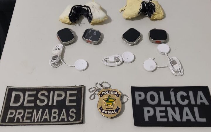 Mulher é presa ao tentar entrar em presídio com smartwatches escondidos em alimentos