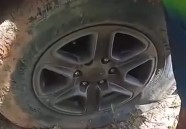 Pneus furados em carros de turistas preocupam moradores de Pirambu