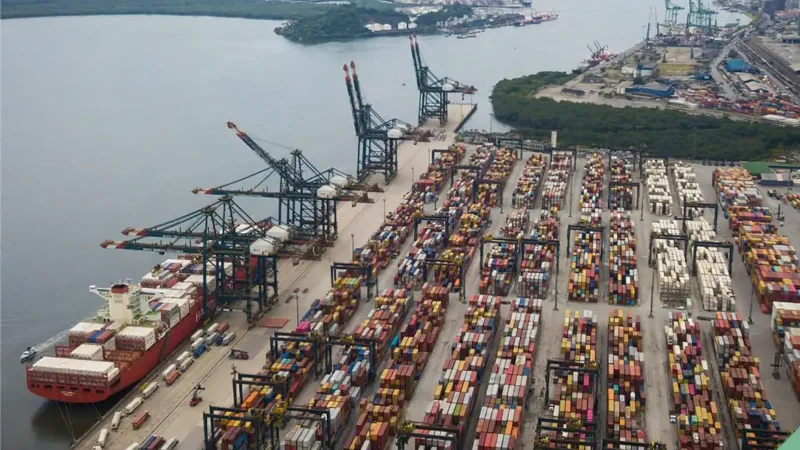 Tarifaço sobre parte de exportações brasileiras entra em vigor hoje