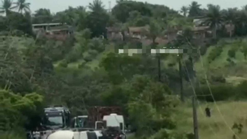 Caminhão-tanque tomba e bloqueia rodovia SE-270 em Salgado