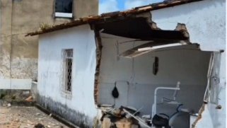 Caminhão colide com muro de unidade de saúde em Pirambu