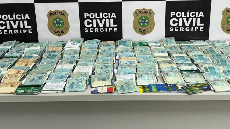 Dois homens são presos em posse de R$ 100 mil e 179 cartões do Bolsa Família