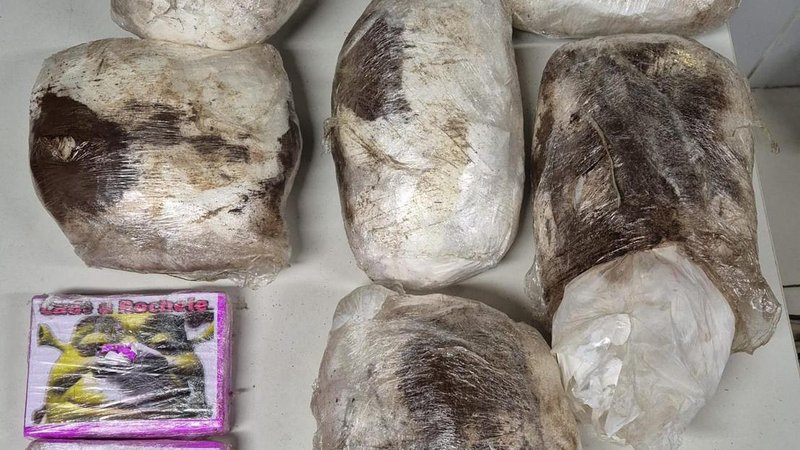 Homem é preso com mais de 5 kg de cocaína escondidos em estepe na BR-235 em Socorro