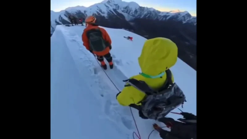 Montanhista morre após cair 200 metros ao tentar tirar selfie na China