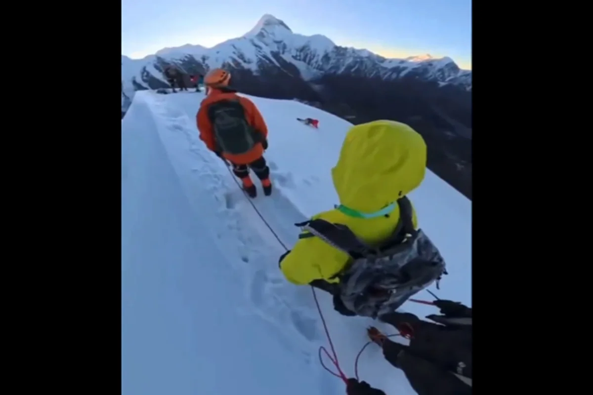 Montanhista morre após cair 200 metros ao tentar tirar selfie na China