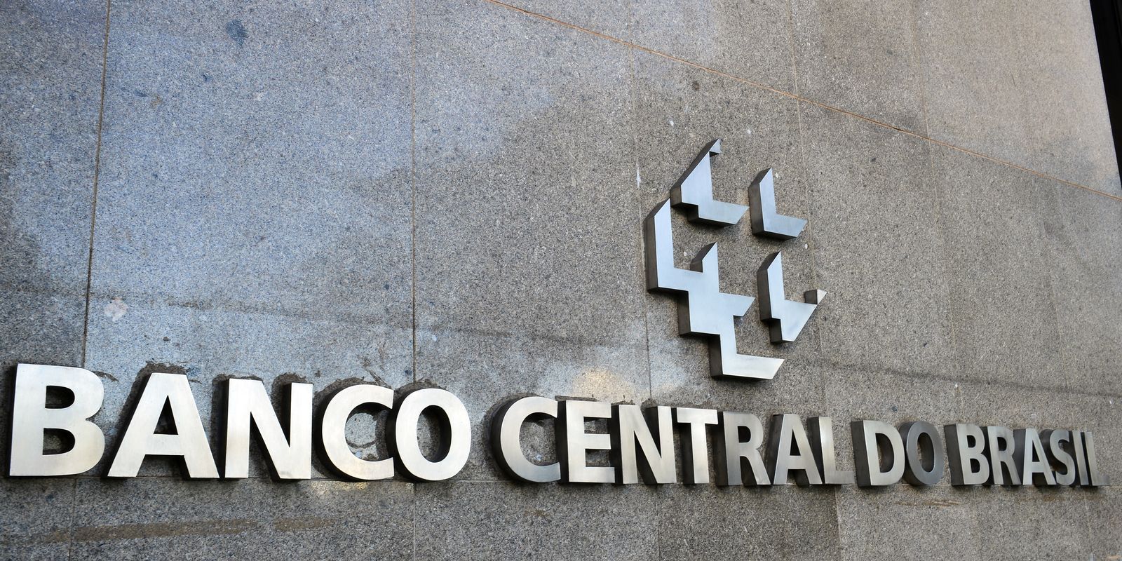 Mercado diminui previsão de inflação oficial para 4,81% em 2025