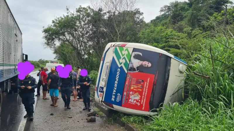 Micro-ônibus tomba na BR-101 em Rosário do Catete e fere cinco pessoas
