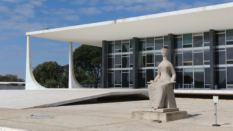 Moraes pede sessão extra no STF para julgar Bolsonaro e mais sete réus