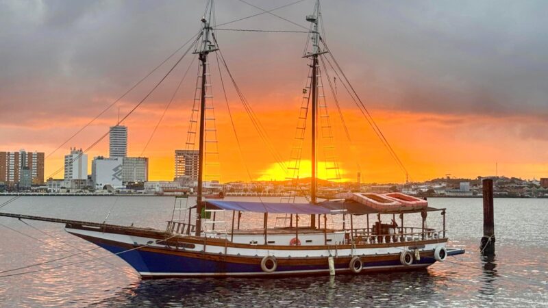 Passeio “Barco do Cangaço” transforma o Rio Sergipe em palco de dança, teatro e história