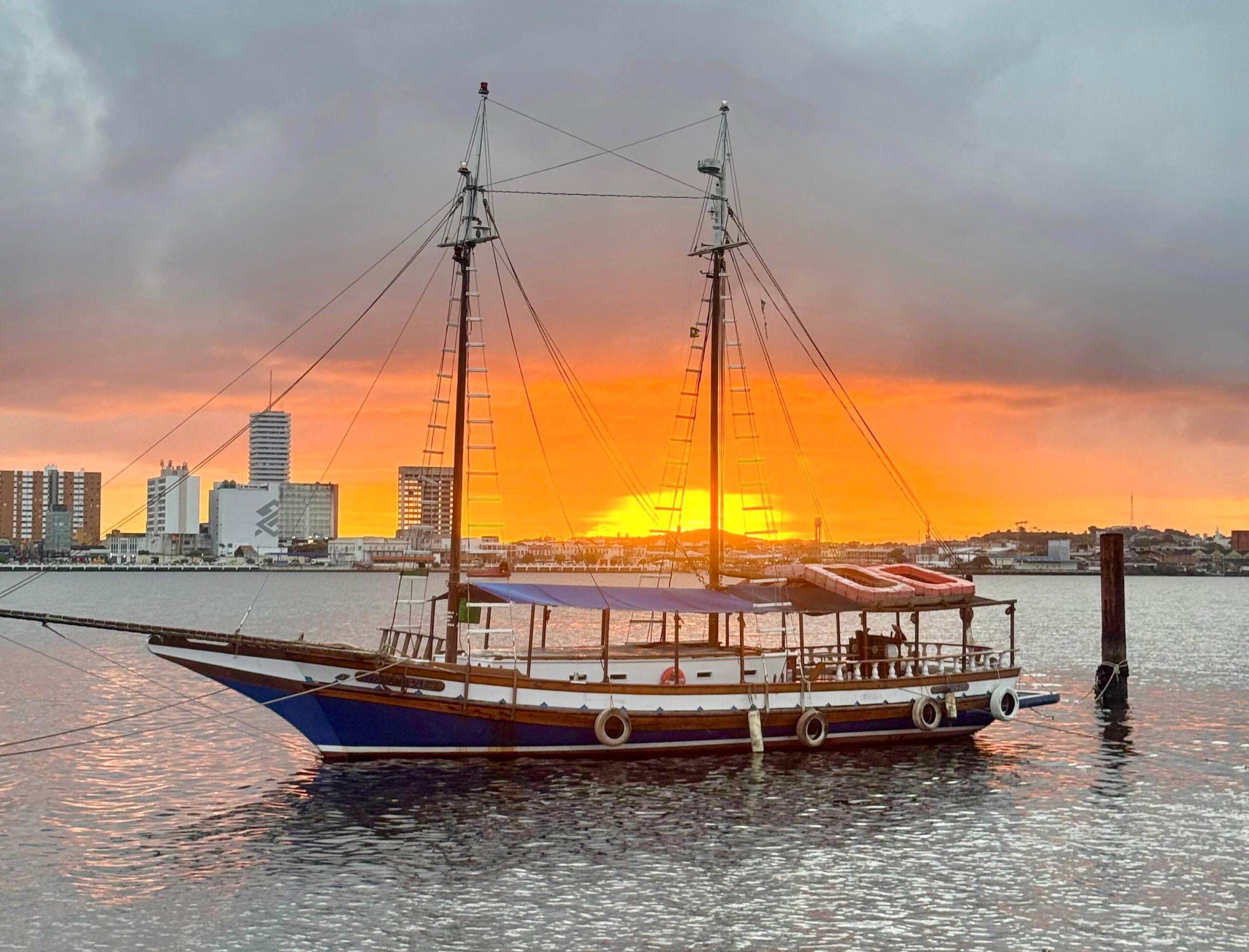 Passeio “Barco do Cangaço” transforma o Rio Sergipe em palco de dança, teatro e história