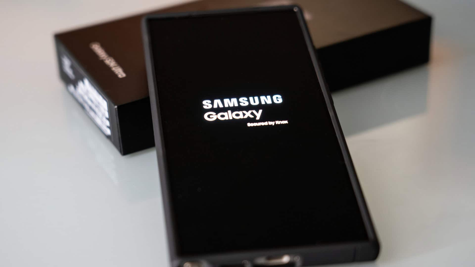 Samsung testa One UI 8.5 com visual inspirado no iOS 26