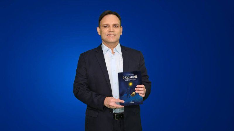 Jornalista Fredson Navarro faz pré-lançamento do livro ‘O Vagalume’, na Bienal do Livro, em Itabaiana