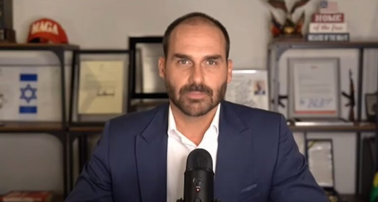 Alexandre de Moraes dá cinco dias para PGR opinar sobre prisão de Eduardo Bolsonaro