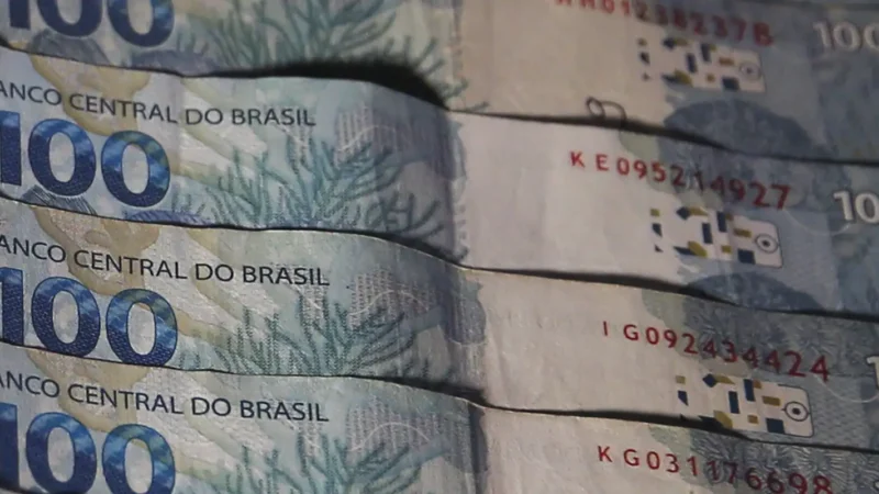 Brasileiros e empresas têm R$ 10,46 bilhões parados em instituições financeiras
