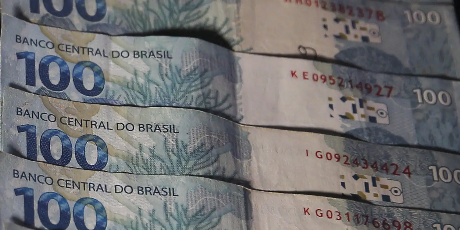 Brasileiros e empresas têm R$ 10,46 bilhões parados em instituições financeiras