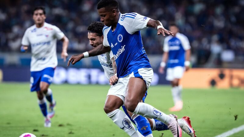 Cruzeiro vence e permanece na cola dos líderes do Brasileiro