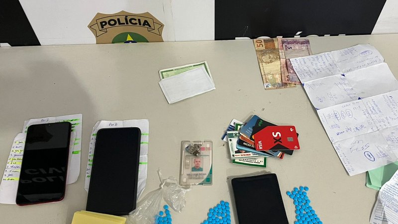 Funcionário terceirizado é preso com drogas e celulares em frente a cadeia de Areia Branca