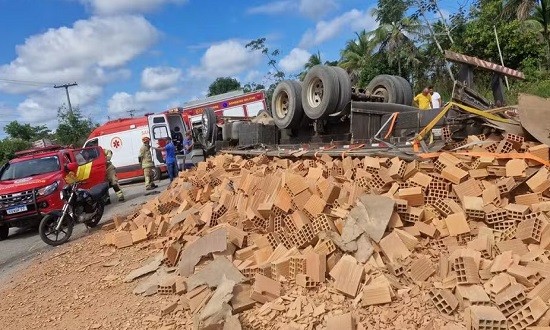 Motorista fica ferido após caminhão com tijolos capotar em entroncamento das SE-100 e SE-488