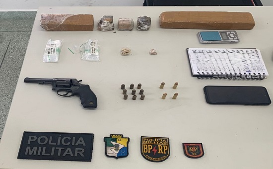 Radiopatrulha prende suspeito por tráfico de drogas e posse de revólver em Aracaju