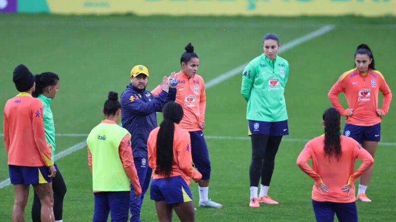 Seleção feminina realiza primeiro treino para amistosos na Europa