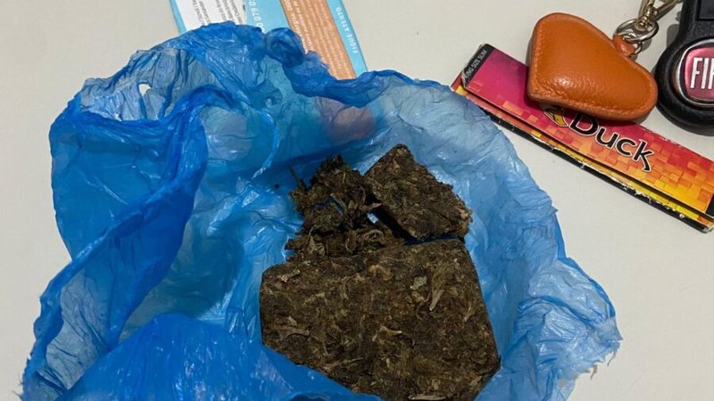 Homem é preso por suspeita de tentativa de feminicídio e tráfico de drogas em Aracaju