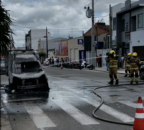 Ambulância de Moita Bonita pega fogo em Itabaiana